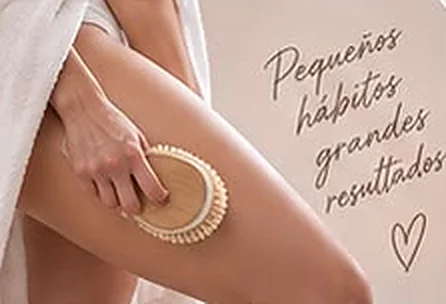 Mujer realizando cepillado en seco en la pierna con un cepillo de cerdas naturales